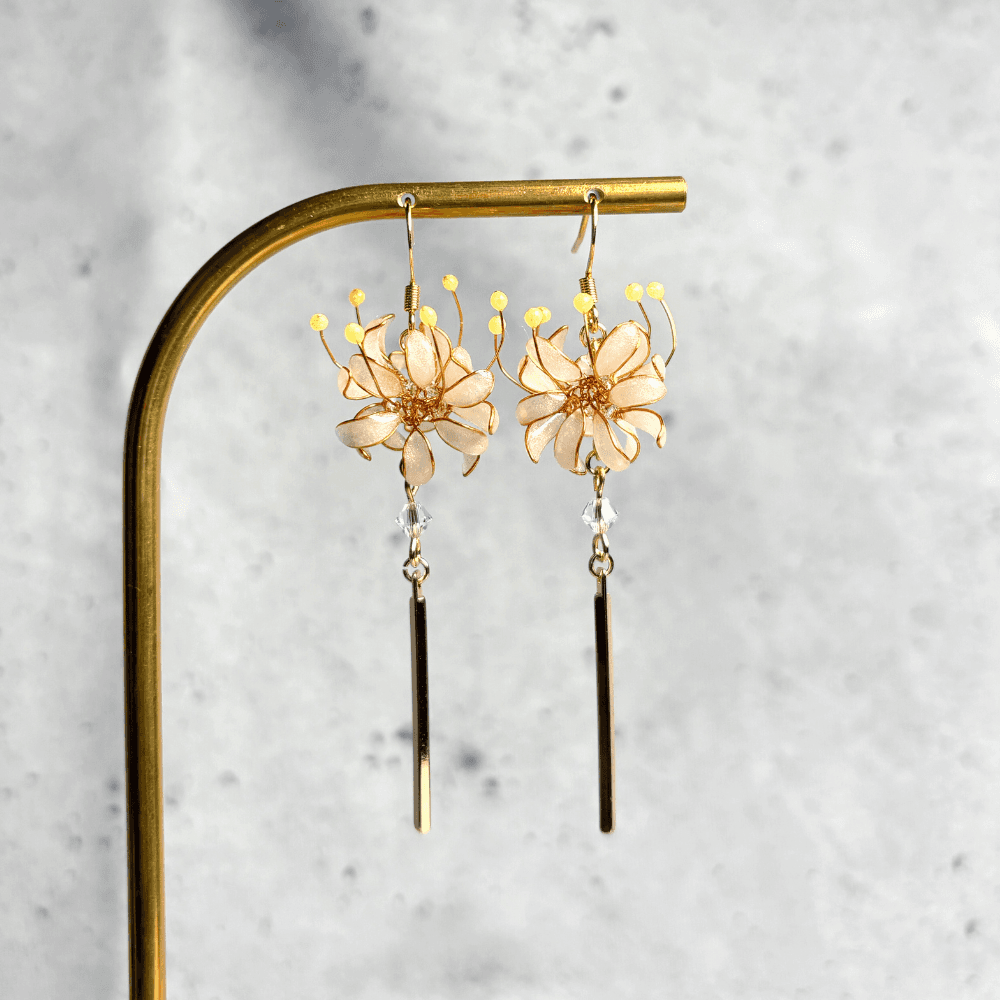 【彼岸花／曼珠沙華】ピアス ホワイト／サージカルステンレス／揺れる／レジン×ワイヤー／幻想的な白／和装／受注製作 | 5枚目